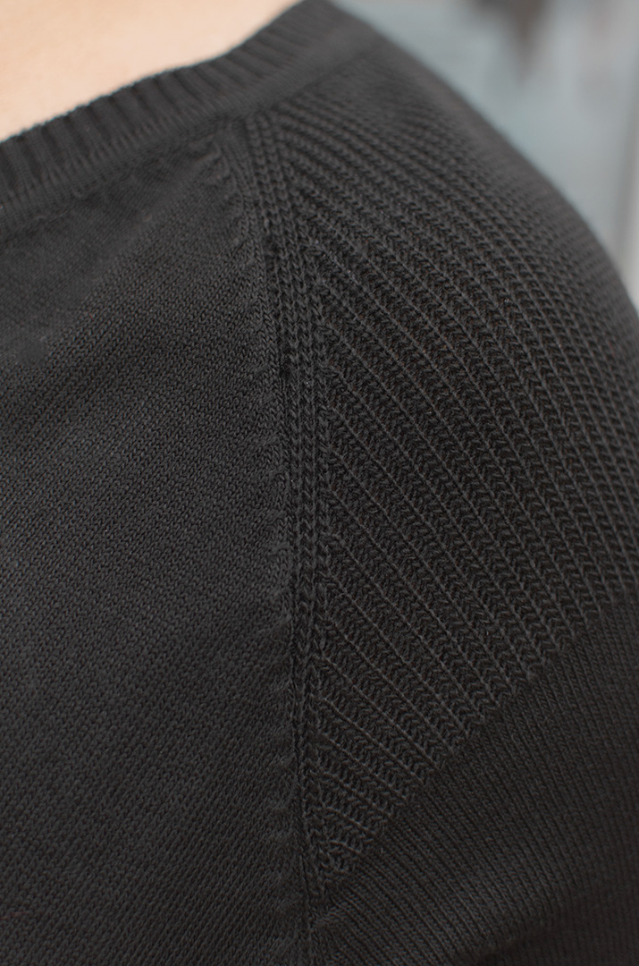 Пуловер в'язаний однотонний з трикутною горловиною батал