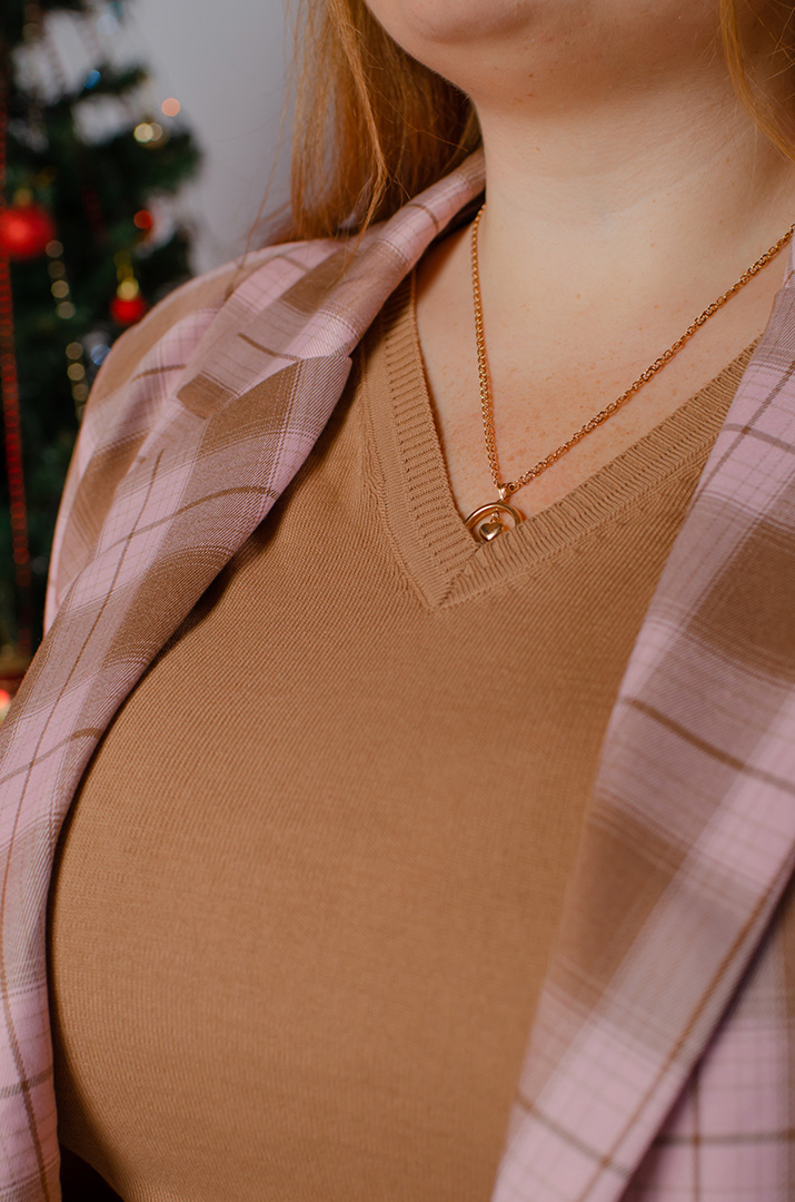 Пуловер в'язаний однотонний з трикутною горловиною батал