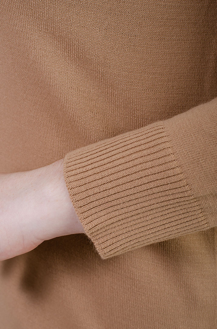 Пуловер в'язаний однотонний з трикутною горловиною батал