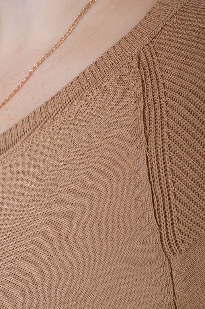 Пуловер в'язаний однотонний з трикутною горловиною батал