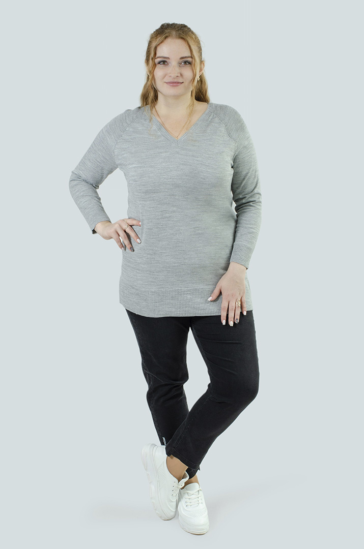 Пуловер в'язаний однотонний з трикутною горловиною батал