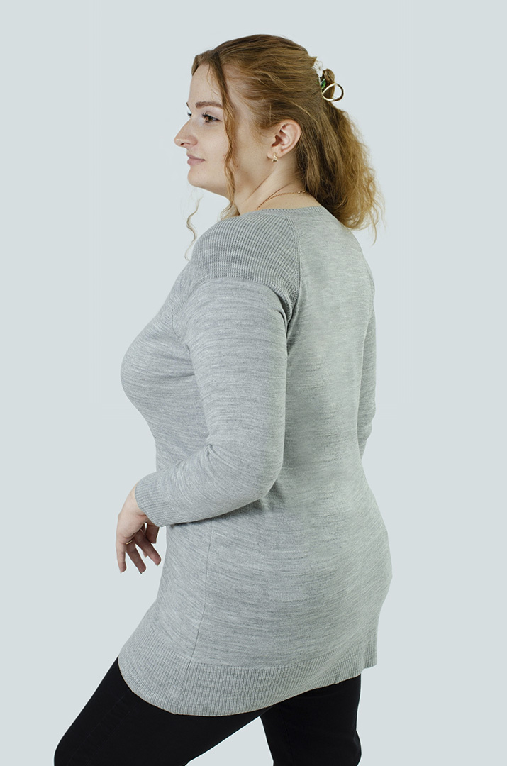 Пуловер в'язаний однотонний з трикутною горловиною батал