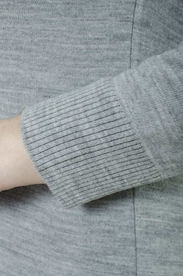 Пуловер в'язаний однотонний з трикутною горловиною батал