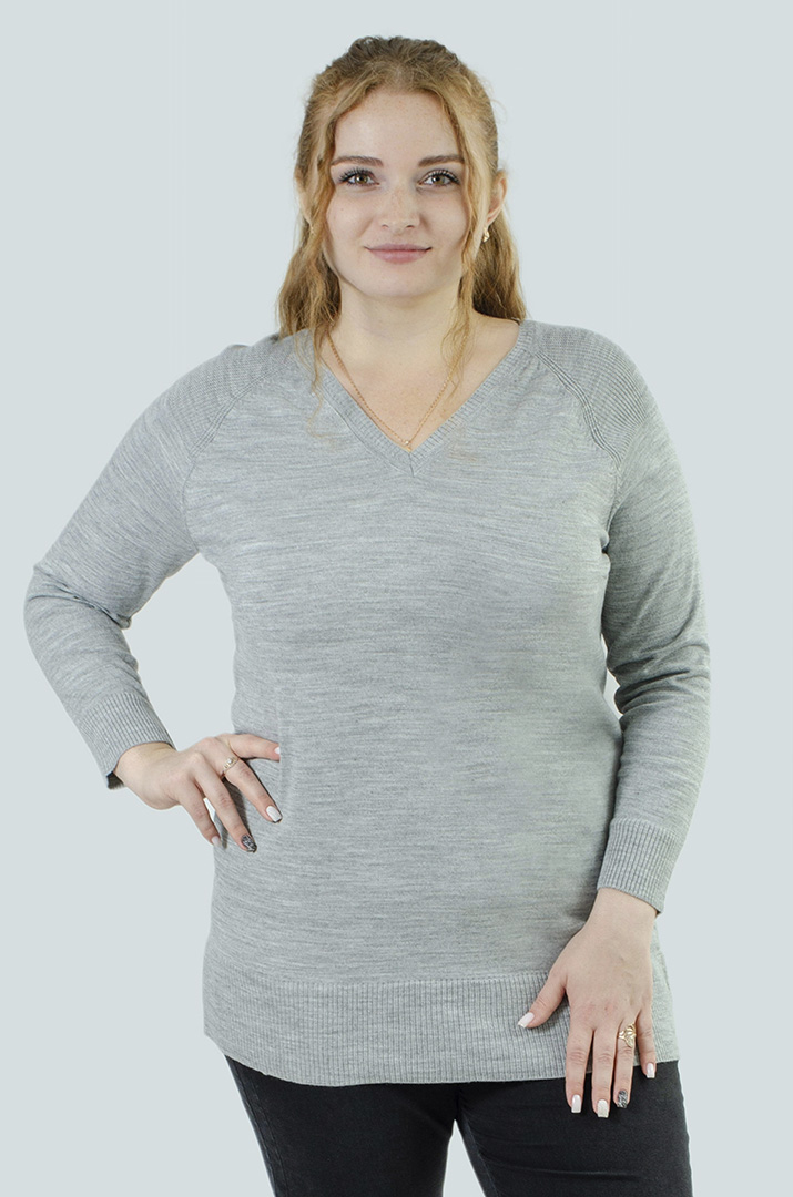 Пуловер в'язаний однотонний з трикутною горловиною батал