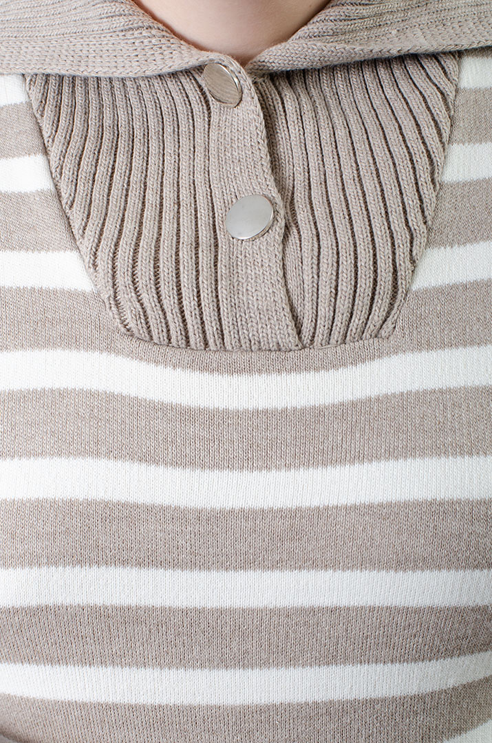 Джемпер в горизонтальную полоску с горловиной на пуговицах супер батал