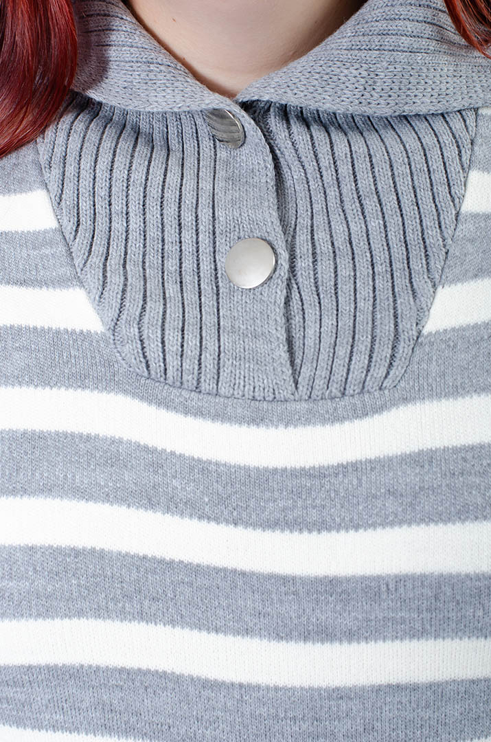 Джемпер в горизонтальную полоску с горловиной на пуговицах супер батал