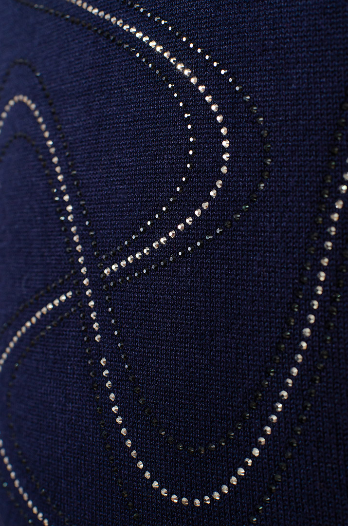 Джемпер в узор из стразов больших размеров