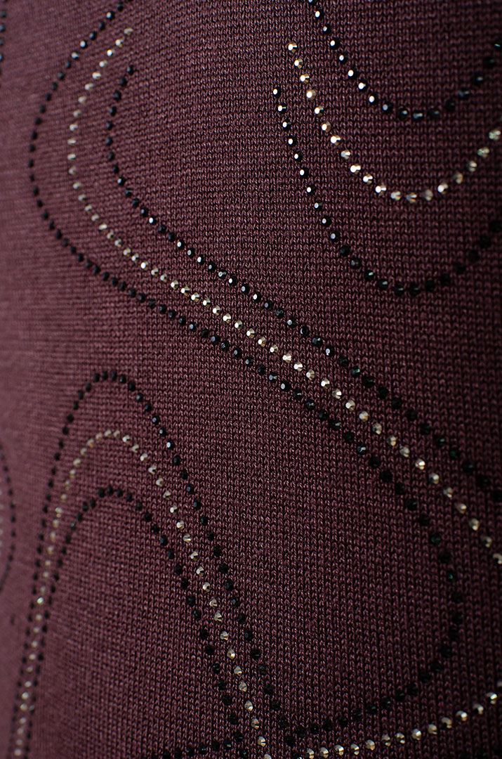 Джемпер в узор из стразов больших размеров