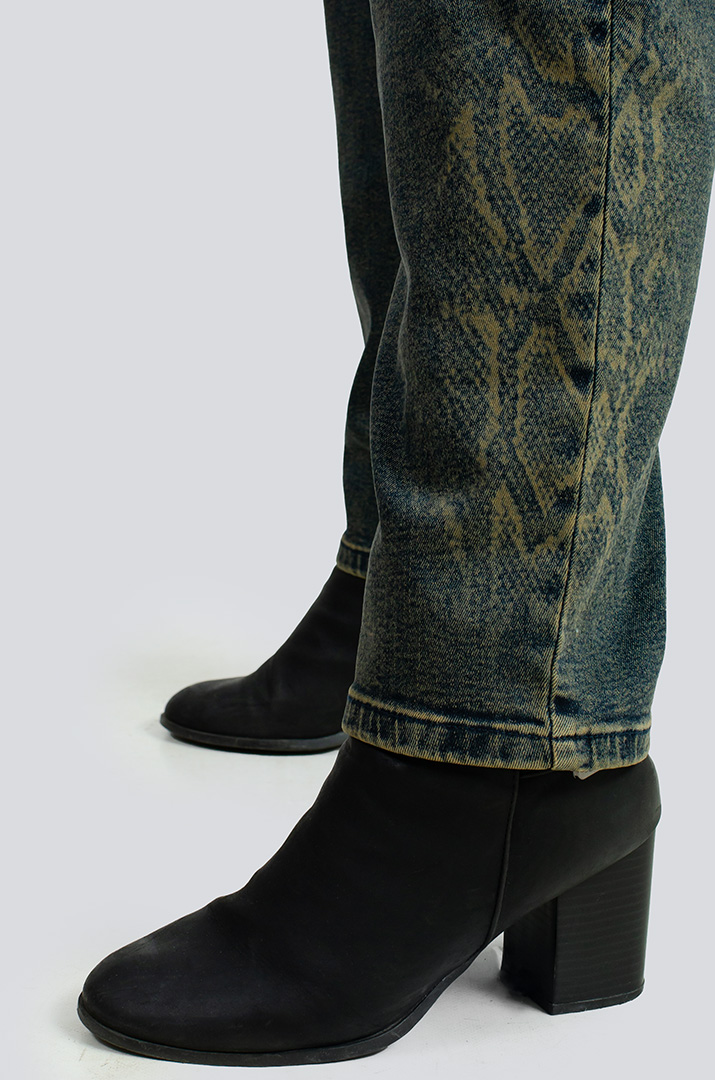 Джинси з принтом та поясом великих розмірів