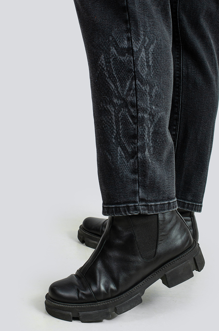 Джинси з принтом та поясом великих розмірів