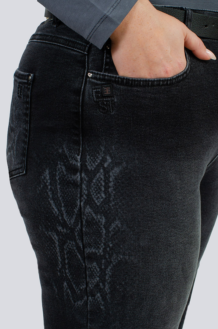 Джинси з принтом та поясом великих розмірів