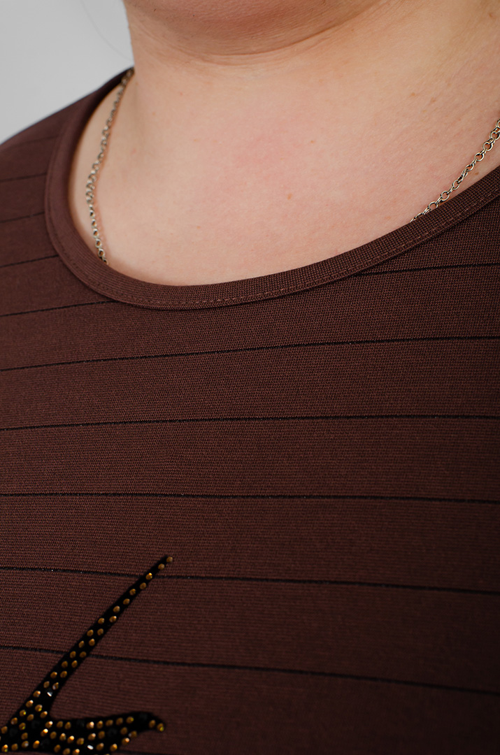 Джемпер в горизонтальную полоску со стразами больших размеров