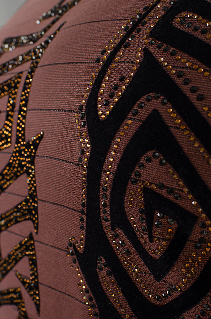 Джемпер в горизонтальную полоску со стразами больших размеров