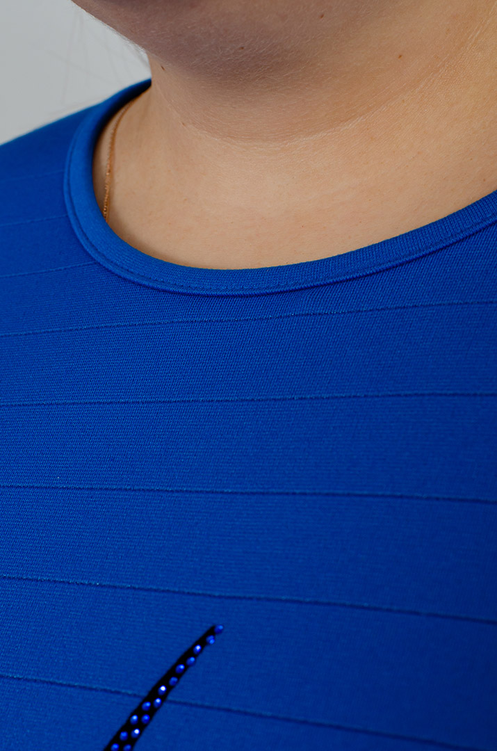 Джемпер в горизонтальную полоску со стразами больших размеров