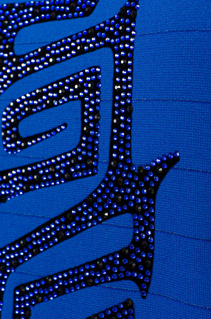 Джемпер в горизонтальную полоску со стразами больших размеров