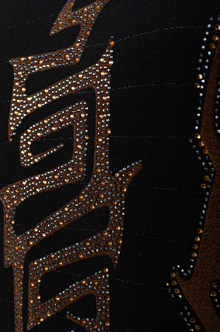 Джемпер в горизонтальную полоску со стразами больших размеров