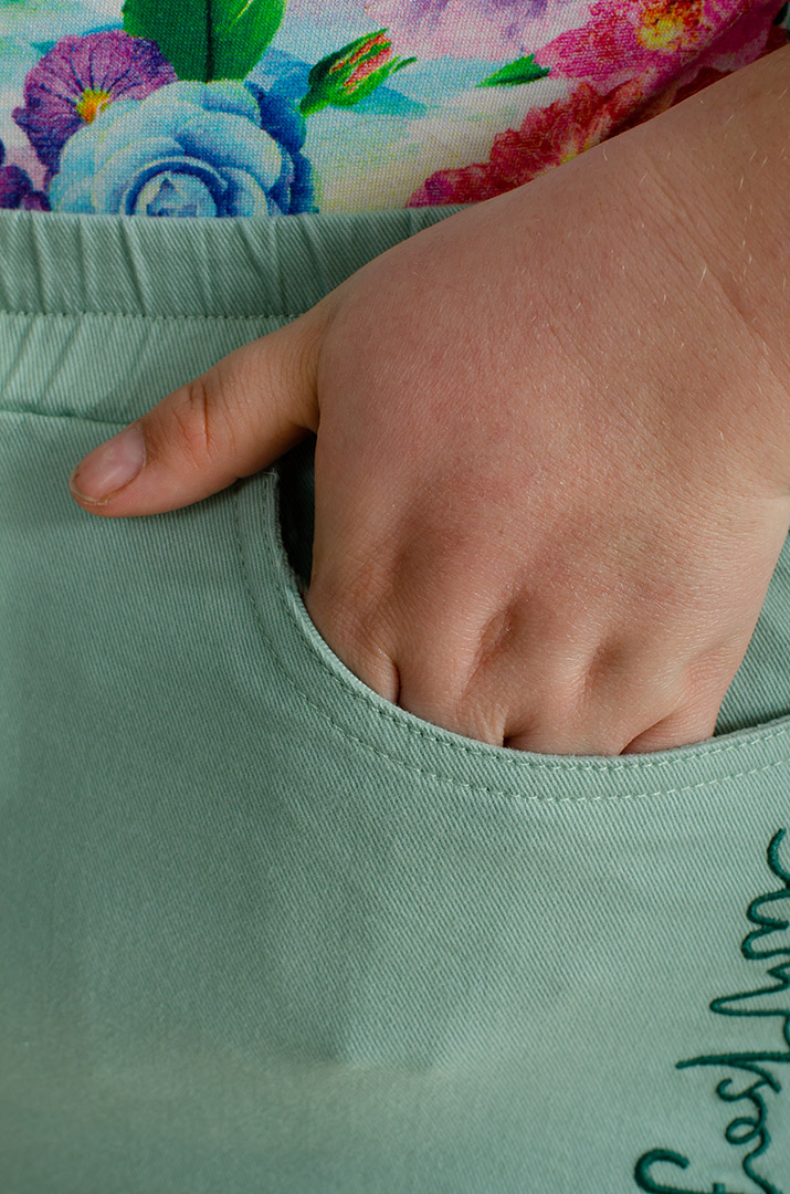 Яркие джинсы с тороками больших размеров