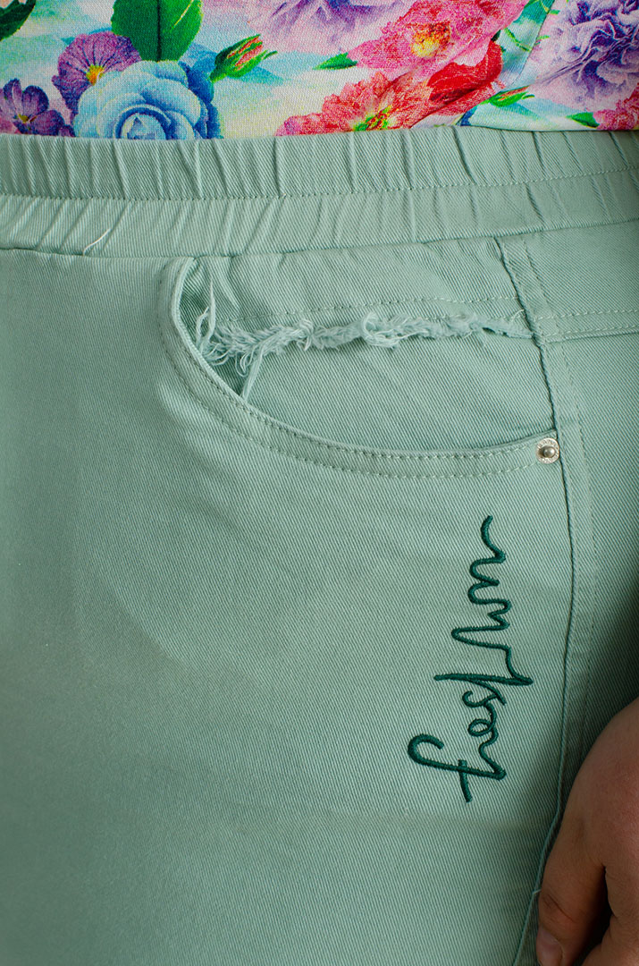 Яркие джинсы с тороками больших размеров