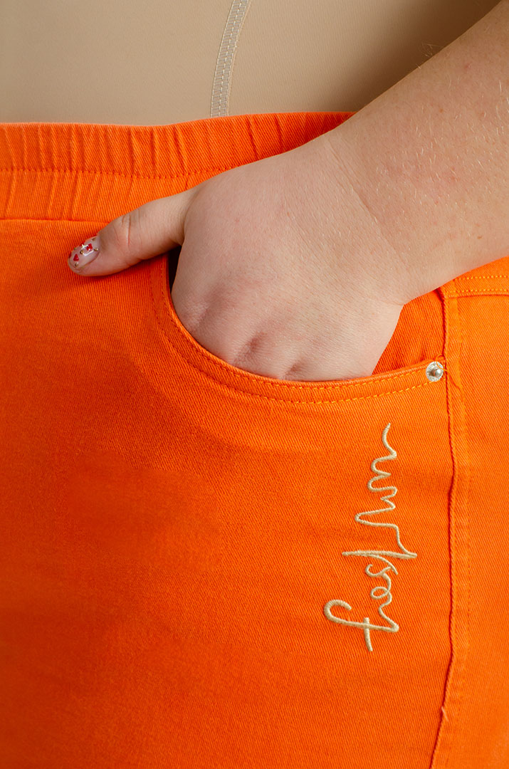 Яркие джинсы с тороками больших размеров