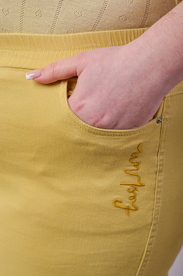 Яркие джинсы с тороками больших размеров