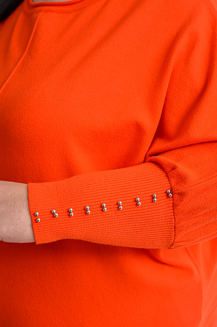 Джемпер короткий з декоративними намистинами на рукавах великих розмірів