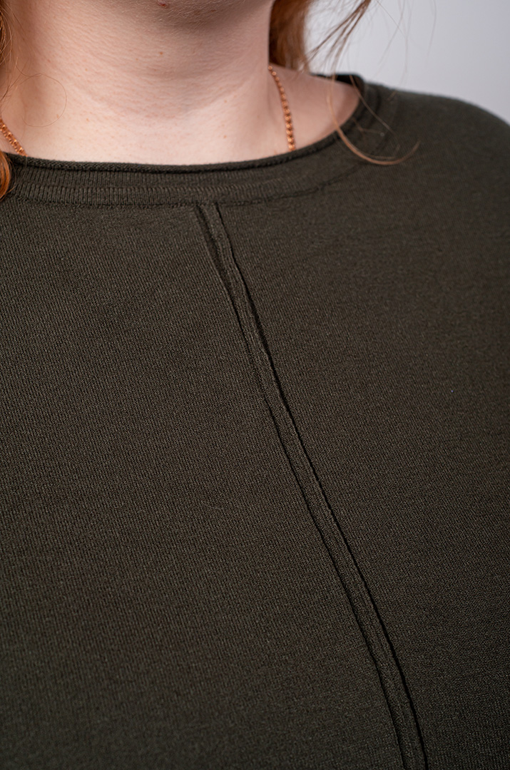 Джемпер короткий з декоративними намистинами на рукавах великих розмірів