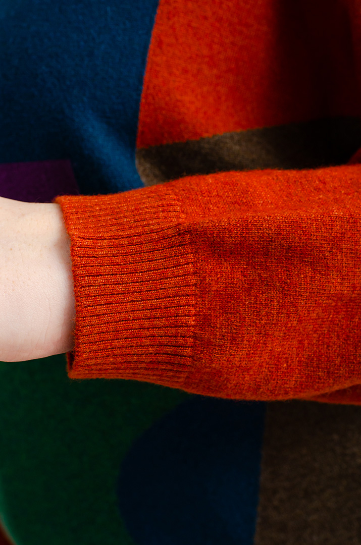 Яскравий в'язаний джемпер великих розмірів