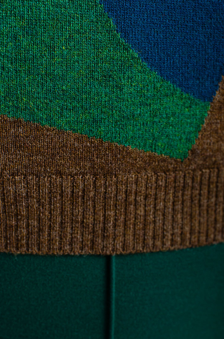 Яскравий в'язаний джемпер великих розмірів