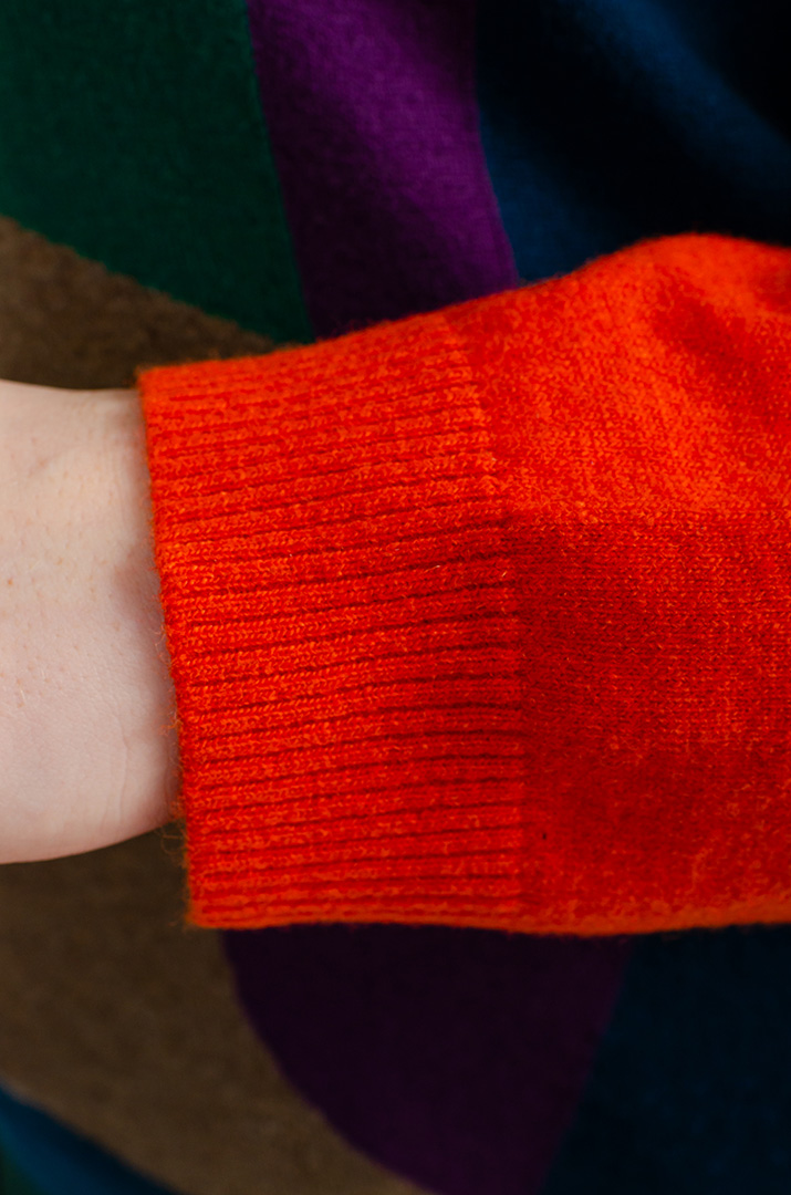 Яскравий в'язаний джемпер великих розмірів