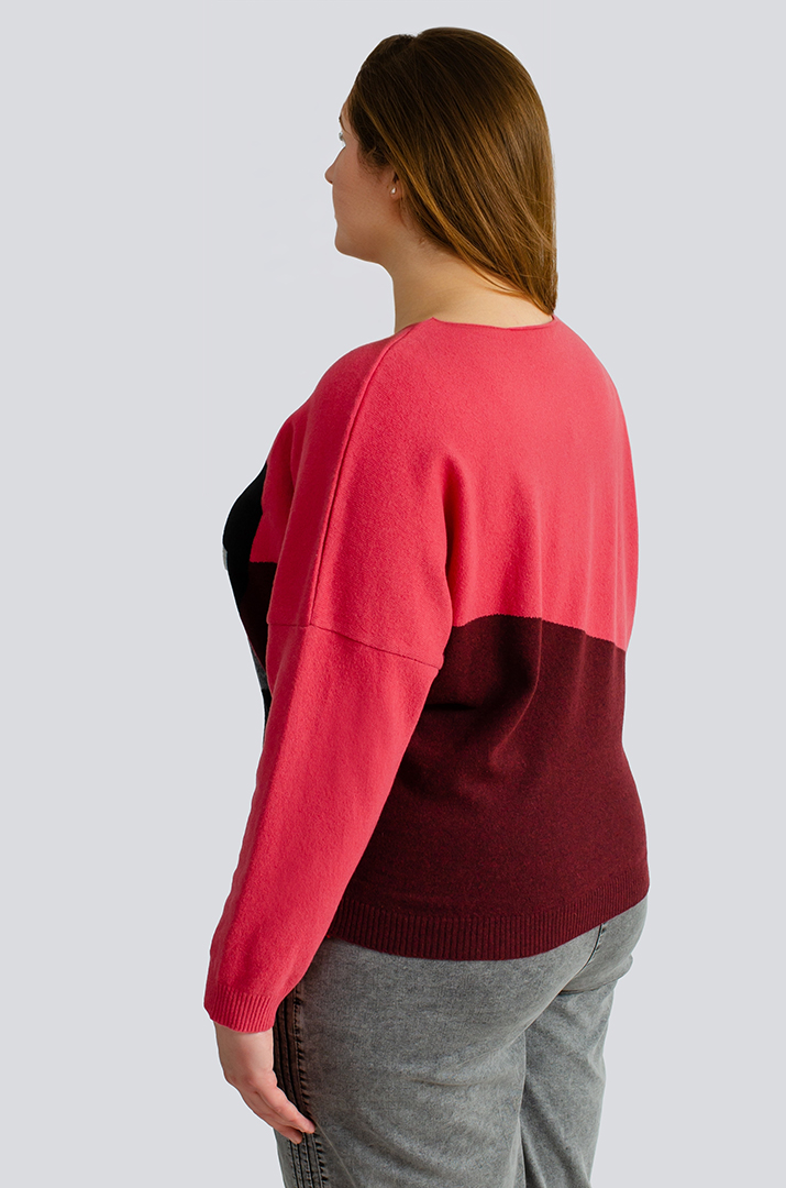 Яскравий в'язаний джемпер великих розмірів