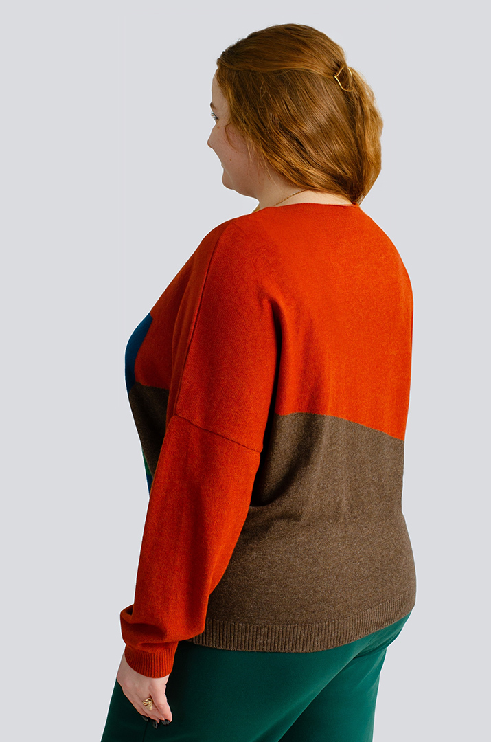 Яскравий в'язаний джемпер великих розмірів