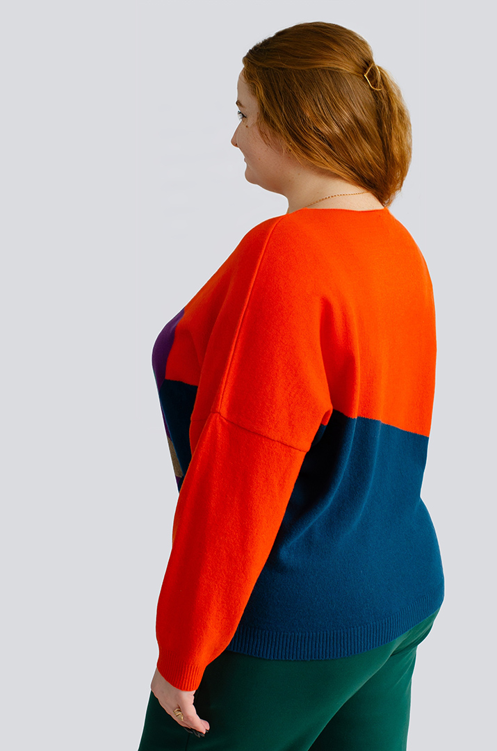 Яскравий в'язаний джемпер великих розмірів