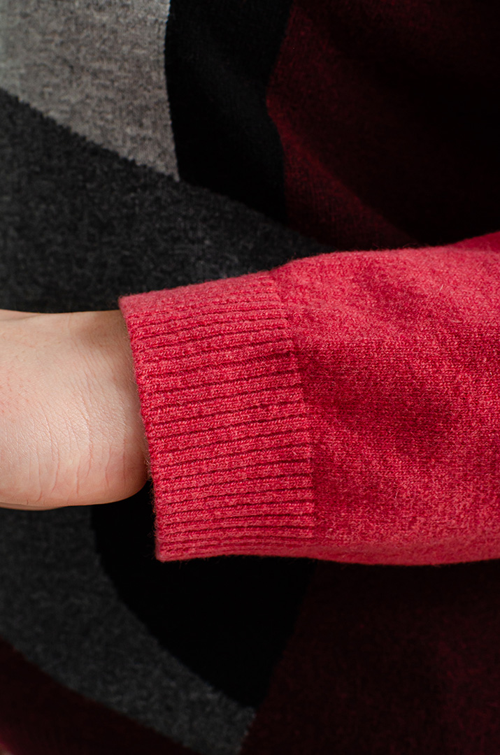 Яскравий в'язаний джемпер великих розмірів