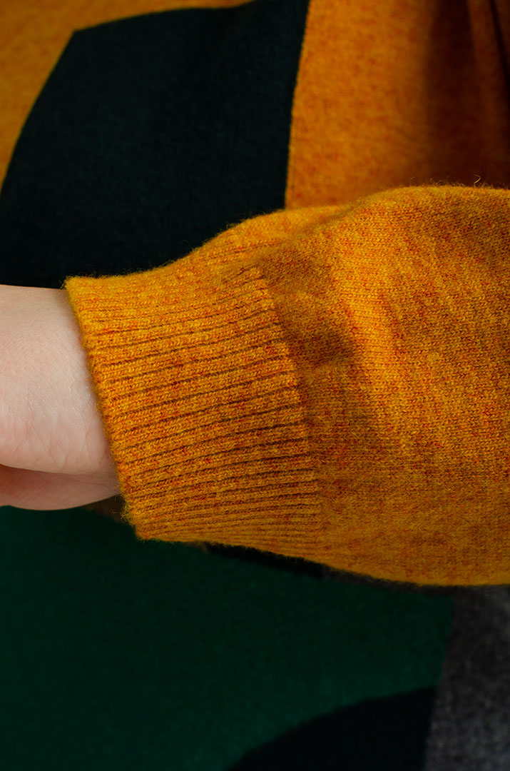 Яскравий в'язаний джемпер великих розмірів