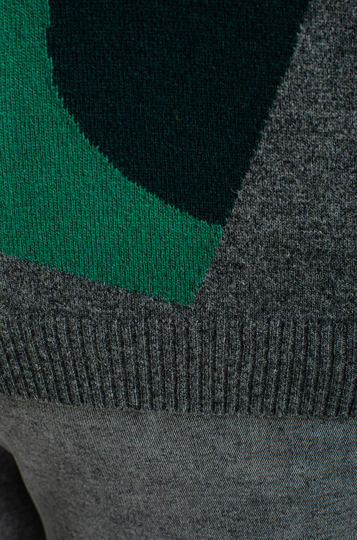 Яскравий в'язаний джемпер великих розмірів