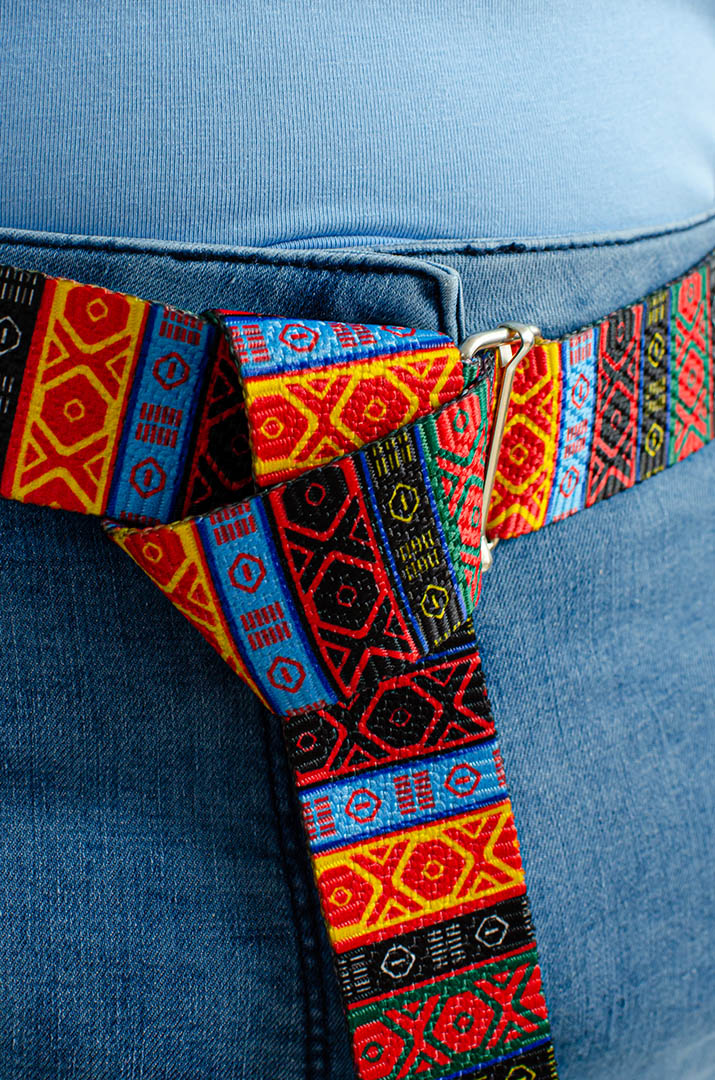 Джинси з яскравим поясом великих розмірів