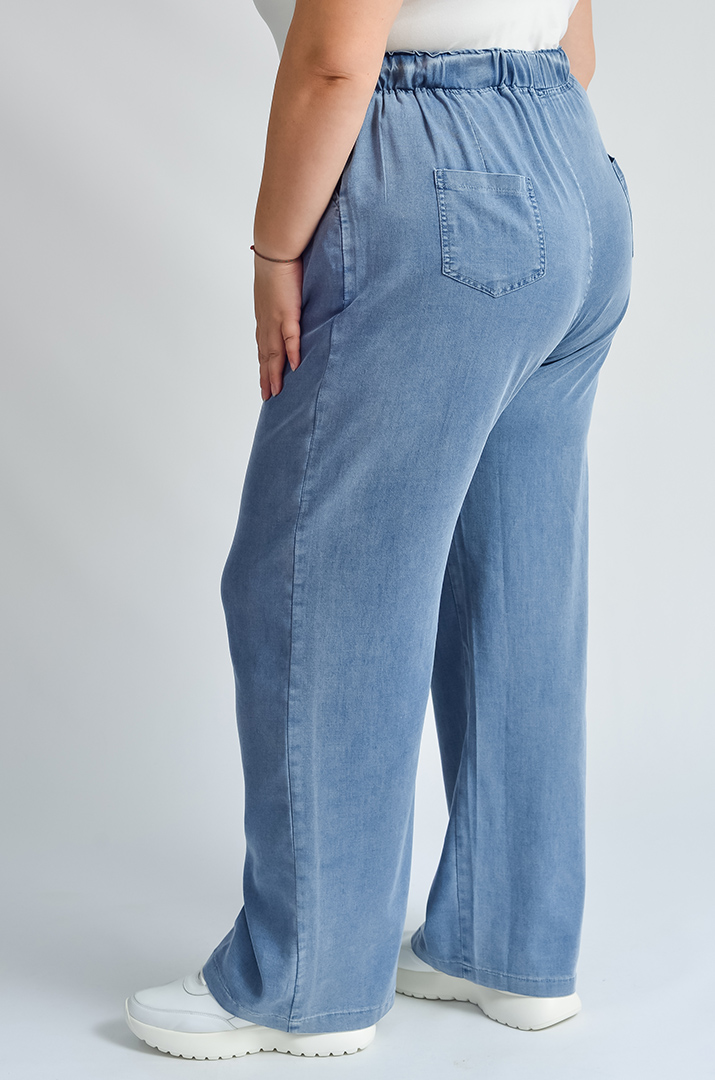 Джинсы широкие в голубом оттенке больших размеров