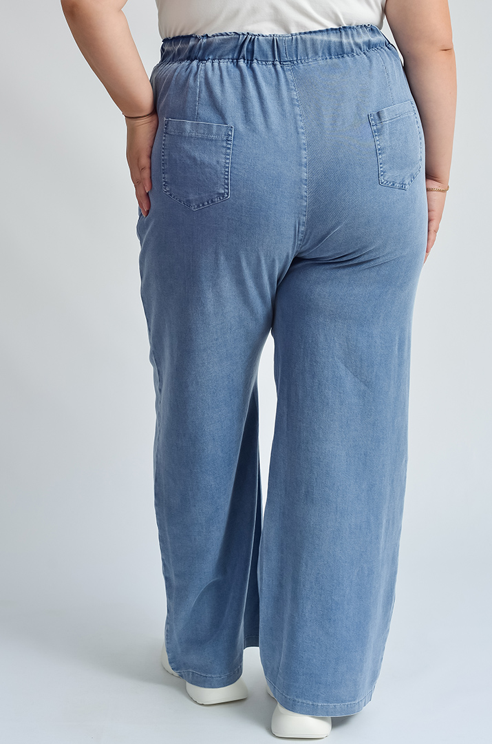 Джинсы широкие в голубом оттенке больших размеров