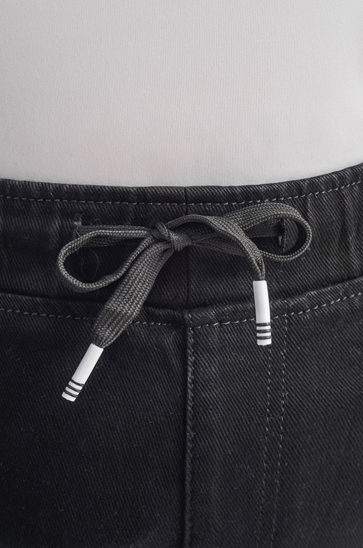 Джинси завужені в чорному кольорі зі шнурком великих розмірів