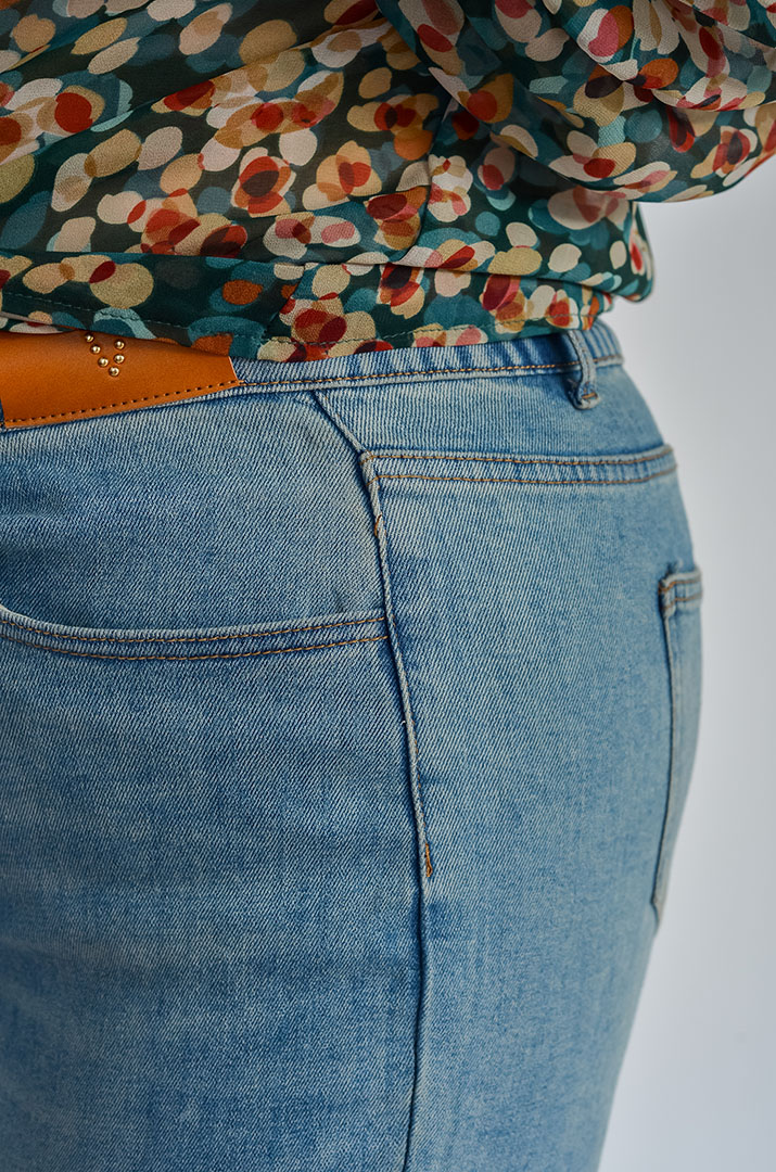 Завужені джинси класичного крою великих розмірів