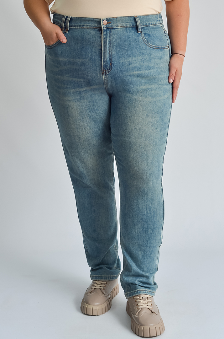 Завужені джинси з акцентом на задній кишені великих розмірів