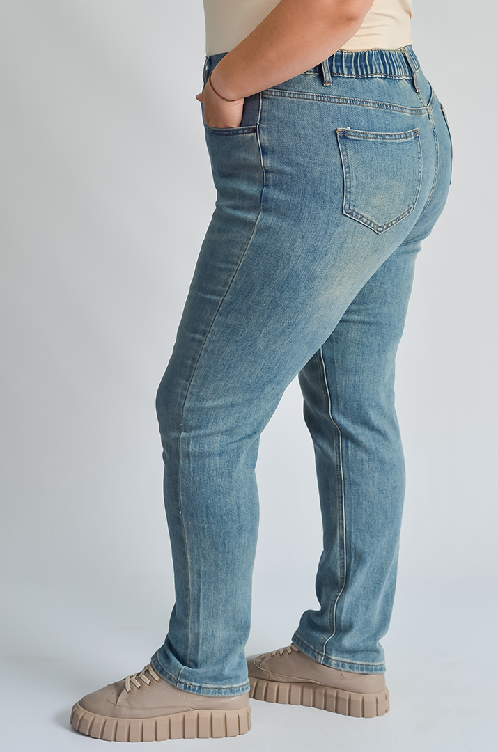 Завужені джинси з акцентом на задній кишені великих розмірів