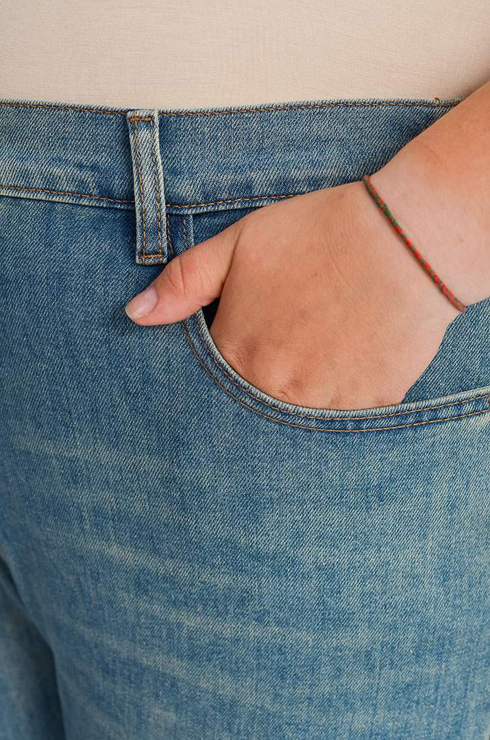 Завужені джинси з акцентом на задній кишені великих розмірів