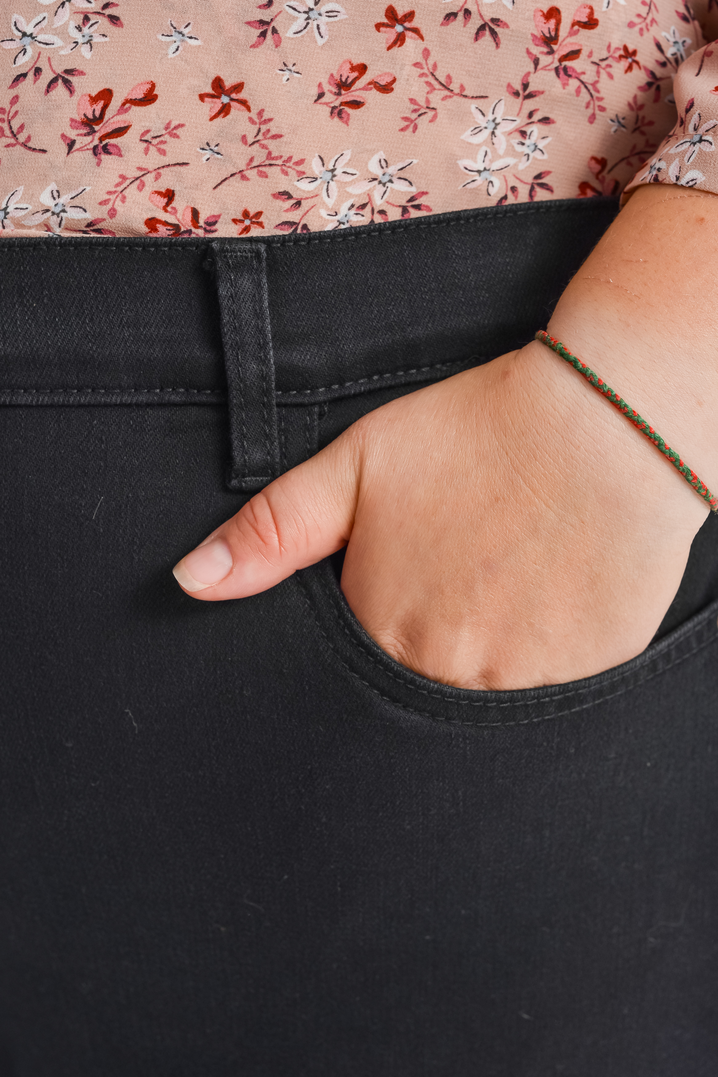 Завужені джинси з акцентом на задній кишені великих розмірів