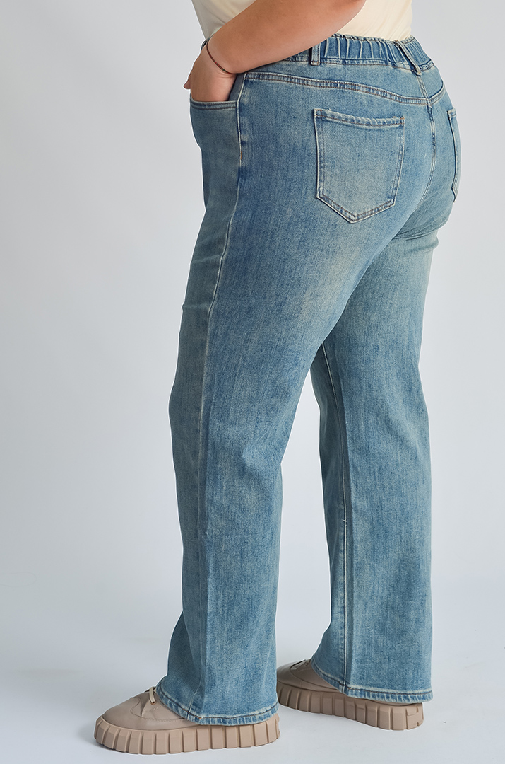 Джинси з кишенями та еластичним поясом великих розмірів