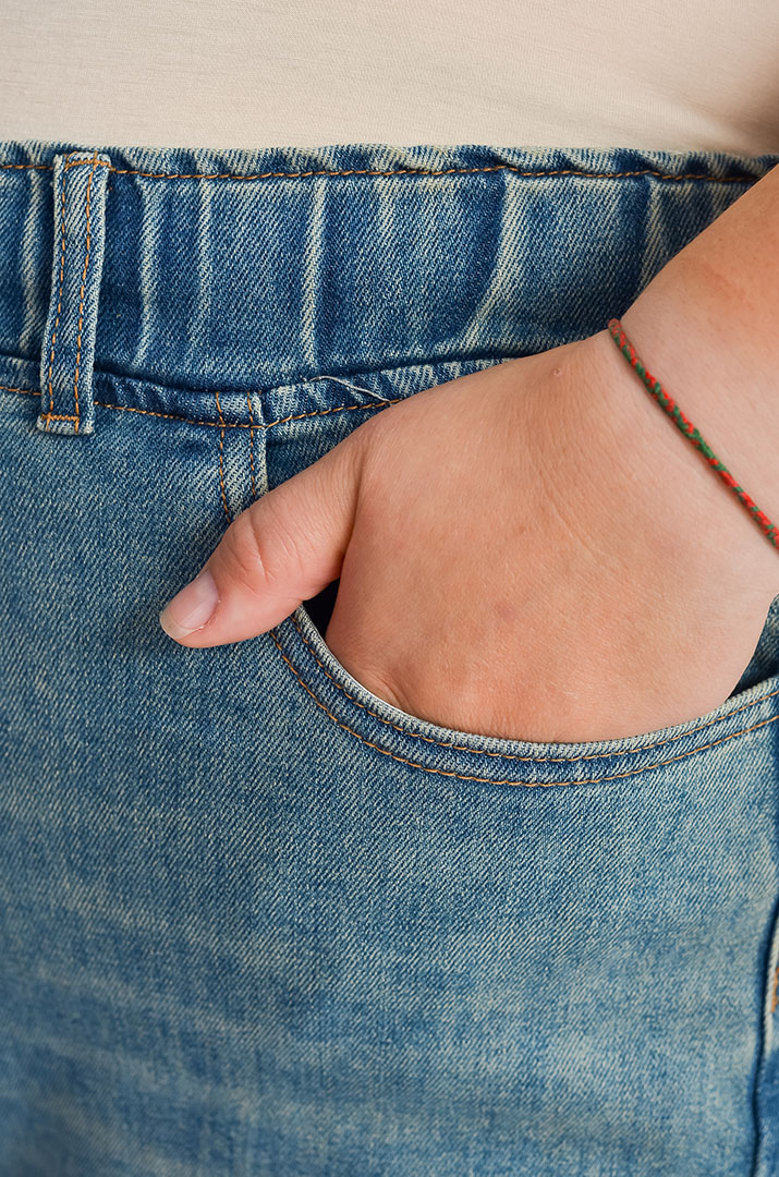 Джинси з кишенями та еластичним поясом великих розмірів