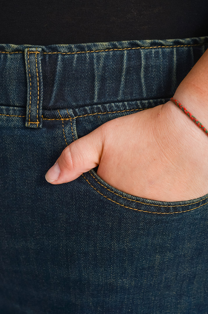 Джинси з кишенями та еластичним поясом великих розмірів