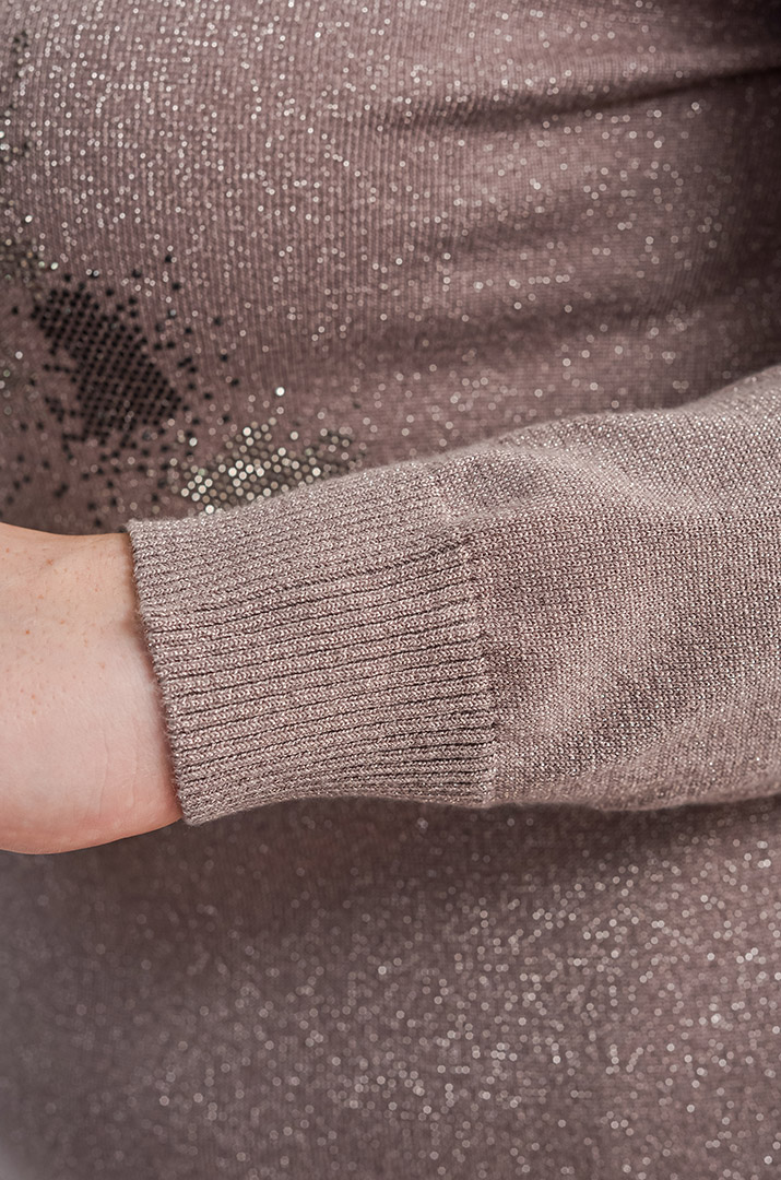 Джемпер с люрексовым мерцанием и декором из стразов больших размеров