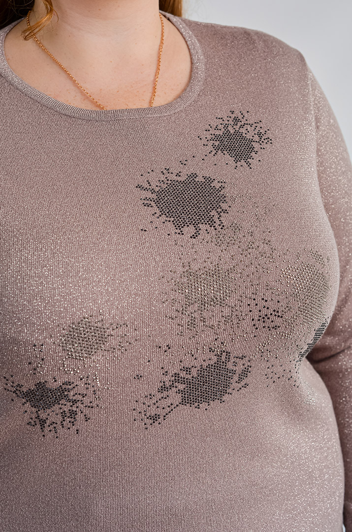 Джемпер с люрексовым мерцанием и декором из стразов больших размеров