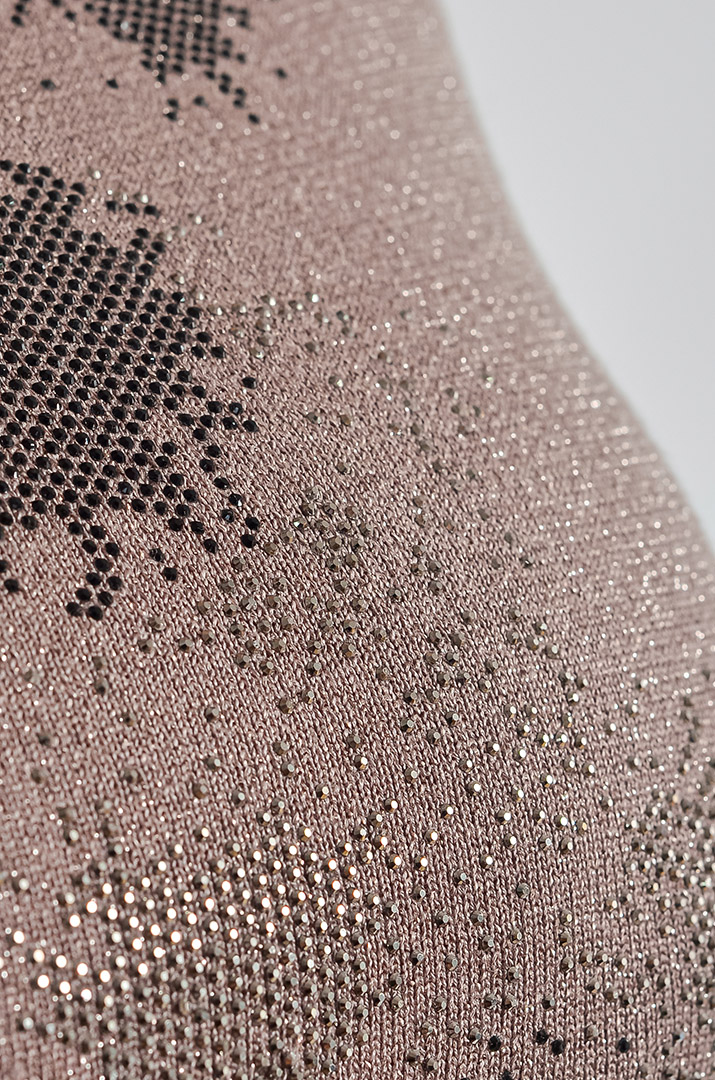 Джемпер с люрексовым мерцанием и декором из стразов больших размеров